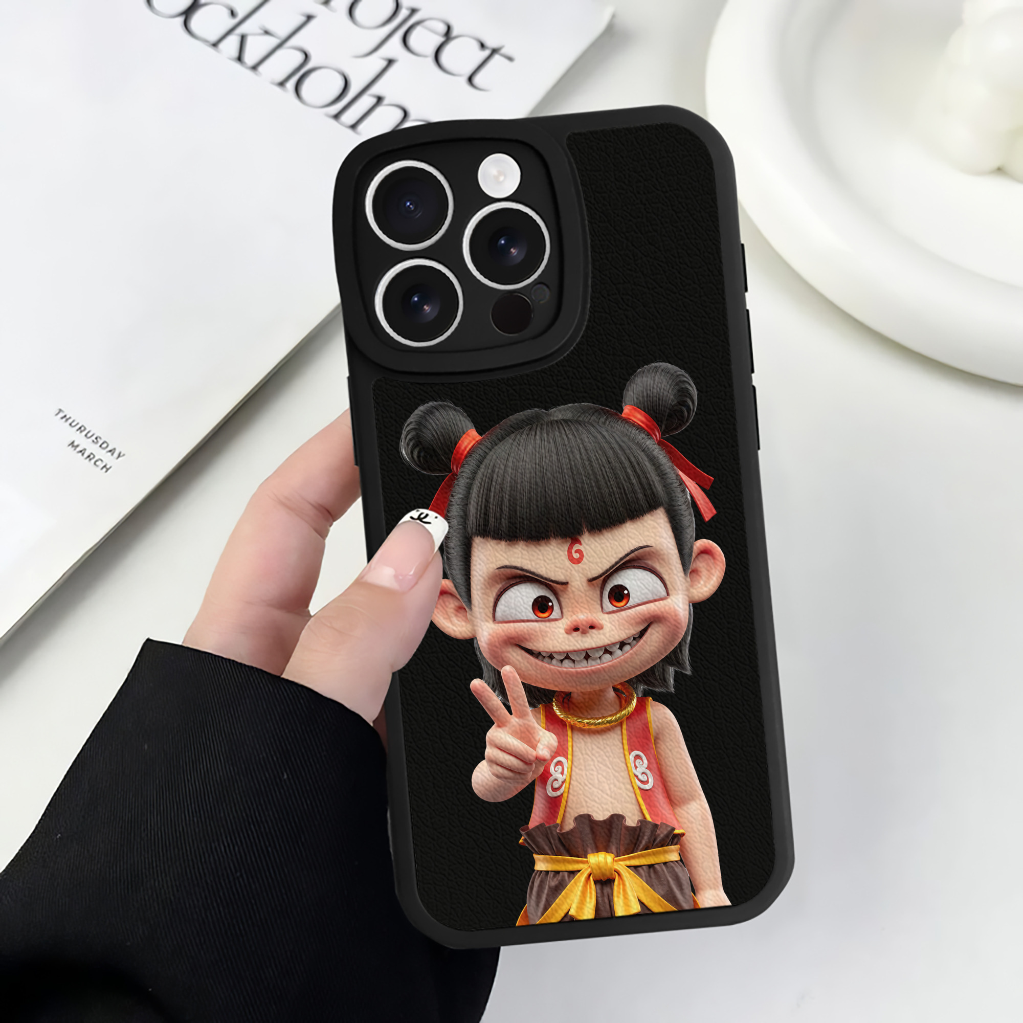 （画像用） Ne Zha 2 ナタ 魔童の大暴れ 【iPhone 16シリーズ対応】シリコンスマホケース（レザー調） 材質：シリコン